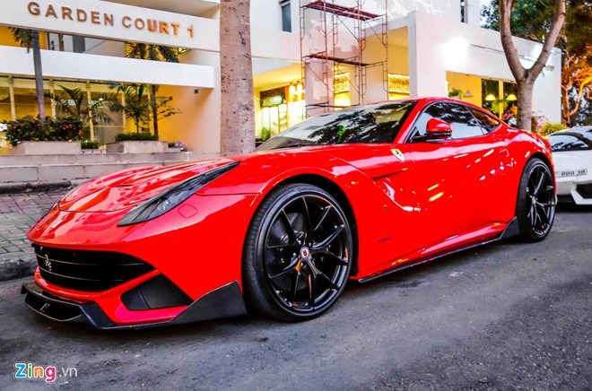  Siêu xe Ferrari F12 hàng hiếm tại Việt Nam thuộc sở hữu của thiếu gia Cường Đô La. Khi nhập về Việt Nam, xe được độ ống xả, mâm và nội thất. Bên cạnh đó chiếc xe này cũng được chuyển từ màu đen nhám thành màu đỏ nguyên bản